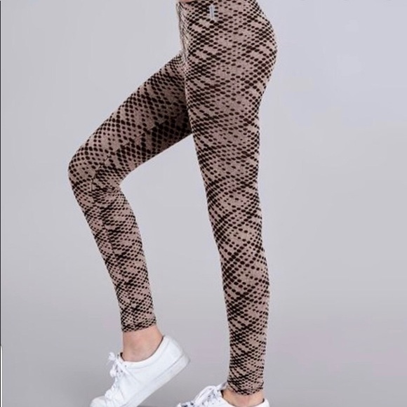 avocado Pants - 1 LEFT❗️Avocado Stretchy Tan & Black Leggings OSFM